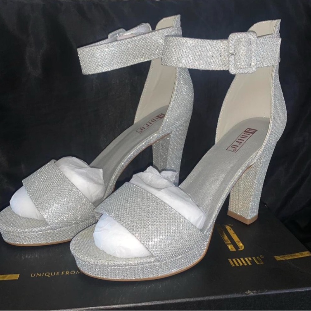 Women’s Silver Glitter Heals Size 9.5